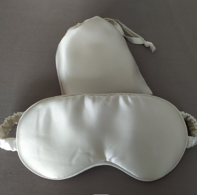 silked pillow case with silk eye mask and silk scrunchies set